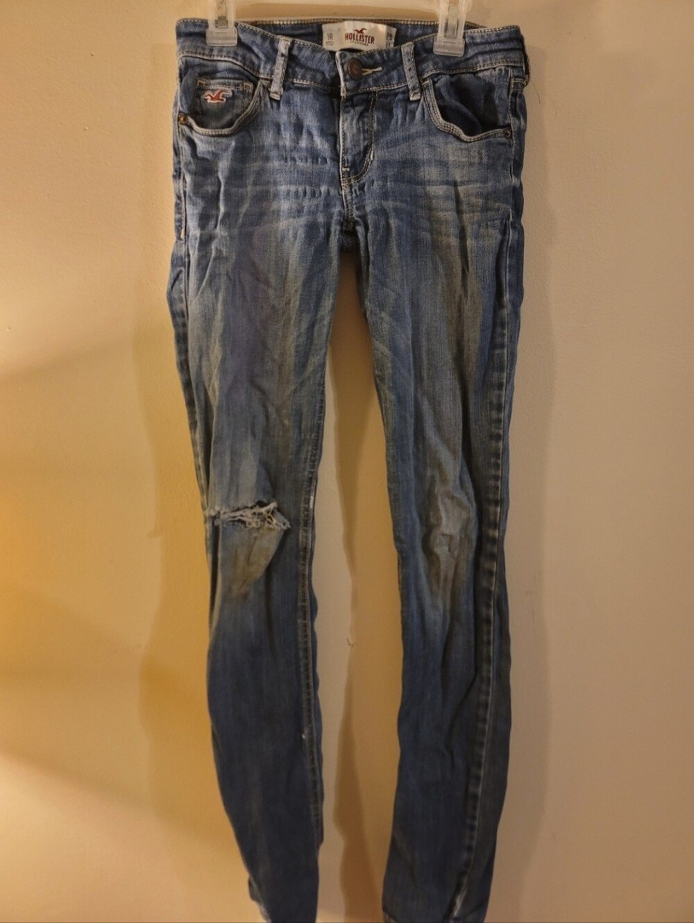 Hollister Women's Light Blue Washed Skinny Jeans with Knee Rip